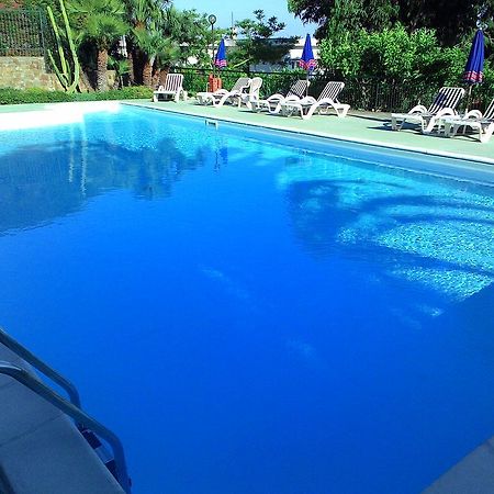 Residence La Carruba Diano Marina Bagian luar foto