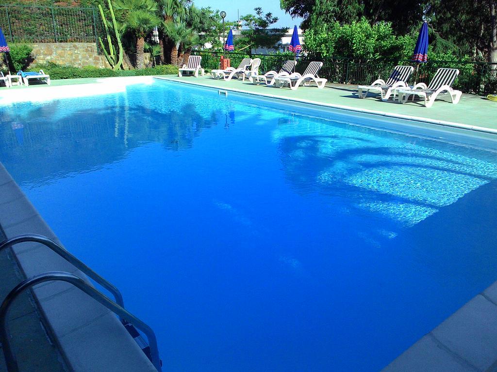 Residence La Carruba Diano Marina Bagian luar foto
