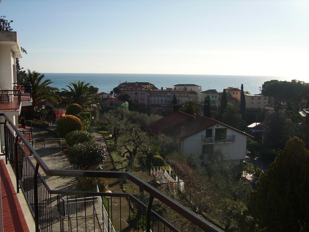 Residence La Carruba Diano Marina Bagian luar foto