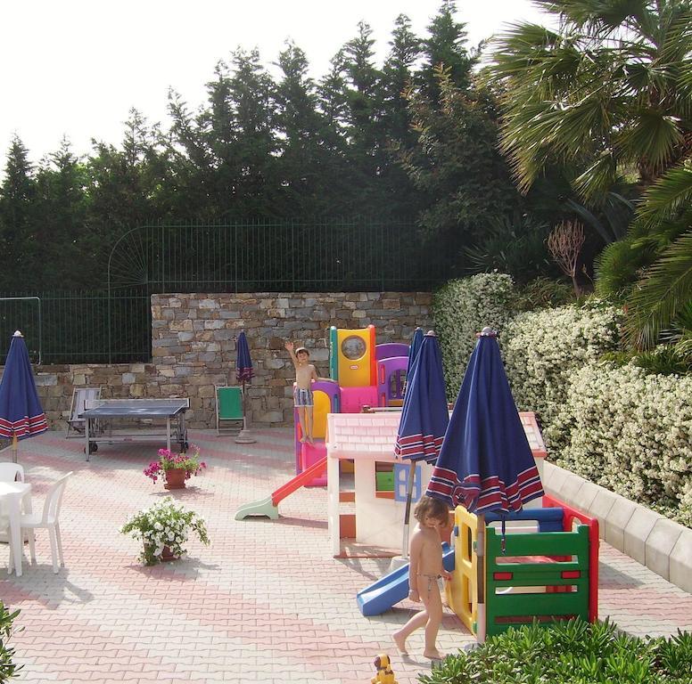 Residence La Carruba Diano Marina Bagian luar foto