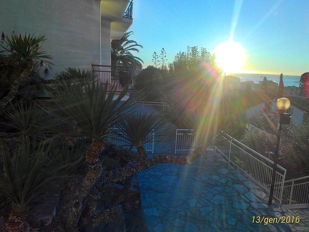 Residence La Carruba Diano Marina Bagian luar foto
