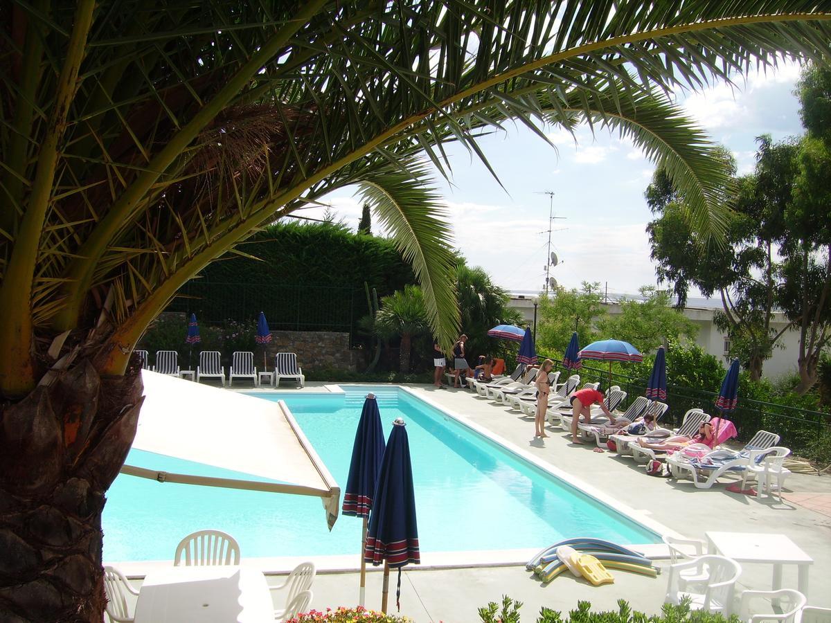 Residence La Carruba Diano Marina Bagian luar foto