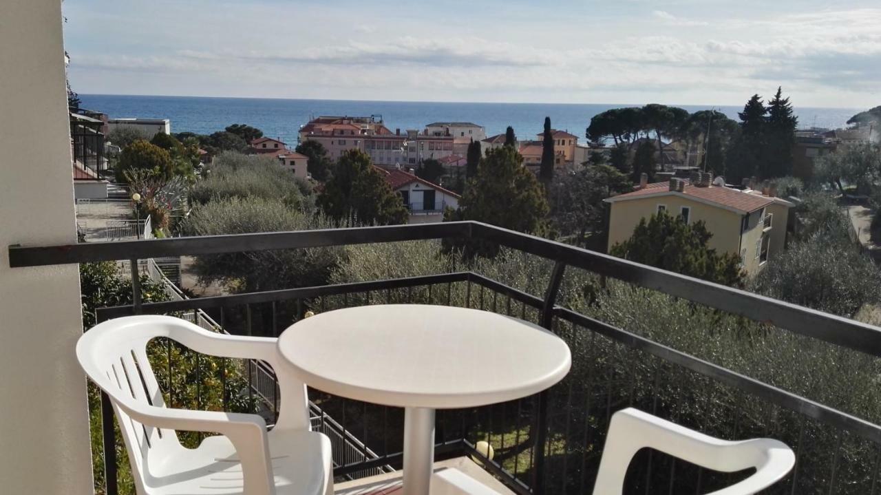 Residence La Carruba Diano Marina Bagian luar foto