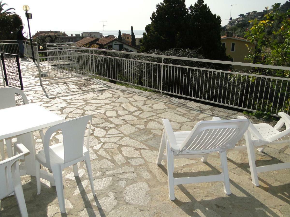 Residence La Carruba Diano Marina Bagian luar foto